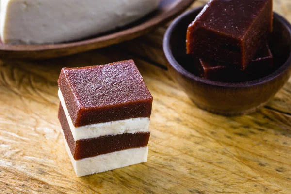 Goiabada au fromage, dessert brésilien typique servi dans les festivités de junin. Bonbons goyave au fromage des mines . — Photo