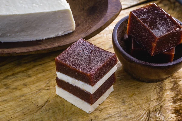 Goiabada au fromage, dessert brésilien typique servi dans les festivités de junin. Bonbons goyave au fromage des mines . — Photo