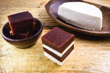 Peynirli Goiabada, junin şenliklerinde servis edilen tipik Brezilya tatlısı. Madenlerden peynir ile Guava şeker.