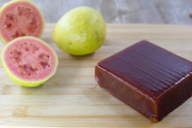 Goiabada, guava meyve, Minas Gerais devlet ortak Brezilya tatlı ile yapılan tipik bir tatlı. Tatlı ev yapımı konsept ve lezzet.