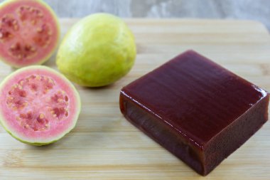 Goiabada, guava meyve, Minas Gerais devlet ortak Brezilya tatlı ile yapılan tipik bir tatlı. Tatlı ev yapımı konsept ve lezzet.