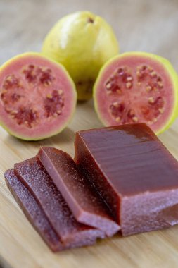 Goiabada, guava meyve, Minas Gerais devlet ortak Brezilya tatlı ile yapılan tipik bir tatlı. Tatlı ev yapımı konsept ve lezzet.