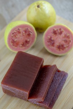 Goiabada, guava meyve, Minas Gerais devlet ortak Brezilya tatlı ile yapılan tipik bir tatlı. Tatlı ev yapımı konsept ve lezzet.