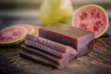 Guava Dilimleri, Goiabada, Haziran ve Temmuz aylarında bayramlarda Minas Gerais eyaletinde tipik bir Brezilya tatlı ortak tarafından bilinen tatlı. Tatlı Haziran parti.