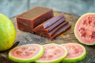 Guava Dilimleri, Goiabada, Haziran ve Temmuz aylarında bayramlarda Minas Gerais eyaletinde tipik bir Brezilya tatlı ortak tarafından bilinen tatlı. Tatlı Haziran parti.