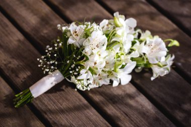 ahşap masa üzerinde düğün buketi, gelin için rustik buket.