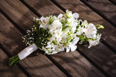 ahşap masa üzerinde düğün buketi, gelin için rustik buket.