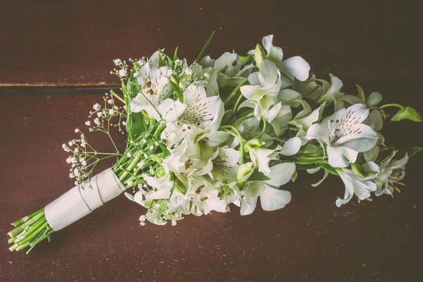 Bouquet da sposa su tavolo di legno, bouquet rustico per sposa . — Foto Stock