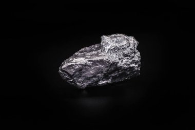 İzole siyah arka plan üzerine alüminyum taş. Alüminyum kimyasal bir elementtir, oda sıcaklığında katıdır, yerkabuğunun en bol metalik elementidir..