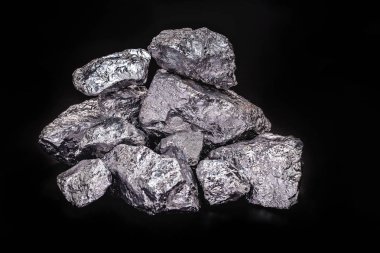 Siyah arka plan, madencilik ve değerli taş konsepti nde izole edilmiş elemental Krom örneği örneği.