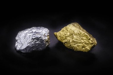 Siyah zemin üzerine altın ve gümüş külçeler. Değerli taşlar, lüks konsept ve mineral drenajı. Endüstriyel faaliyet, hazine ve servet.