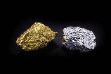 Siyah zemin üzerine altın ve gümüş külçeler. Değerli taşlar, lüks konsept ve mineral drenajı. Endüstriyel faaliyet, hazine ve servet.