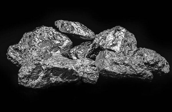 99,99% алюминия изолирован на черном фоне
