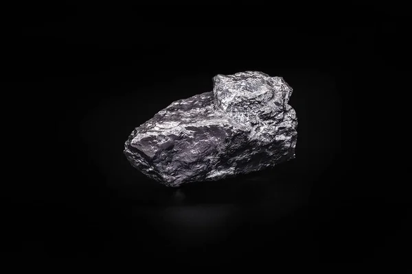 孤立した黒い背景にアルミニウム石。アルミニウムは化学元素であり、室温では固体であり、地球の地殻の中で最も豊富な金属元素である. — ストック写真