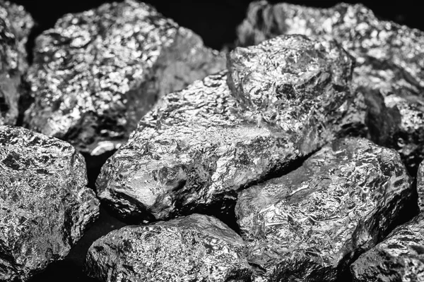 Pedra de alumínio sobre fundo preto isolado. O alumínio é um elemento químico, à temperatura ambiente é sólido, sendo o elemento metálico mais abundante da crosta terrestre. . — Fotografia de Stock