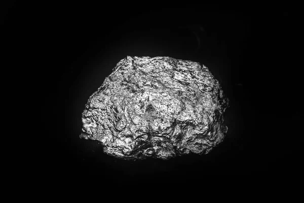 Aluminium sten på isolerad svart bakgrund. Aluminium är ett kemiskt element, vid rumstemperatur det är fast, är den mest förekommande metalliska elementet i jordskorpan. — Stockfoto