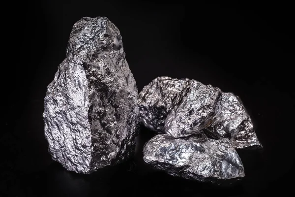 Manganês, é um elemento químico, sólido à temperatura ambiente. É um metal de transição externo. Usado em ligas principalmente em aço e também para a produção de estacas . — Fotografia de Stock