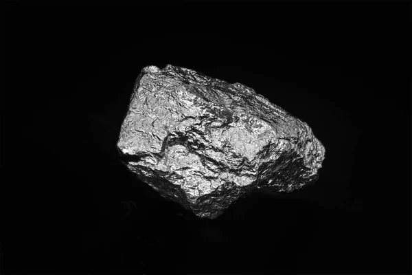 Il manganese, è un elemento chimico, solido a temperatura ambiente. È un metallo di transizione esterno. Utilizzato in leghe principalmente in acciaio e anche per la produzione di pali . — Foto Stock