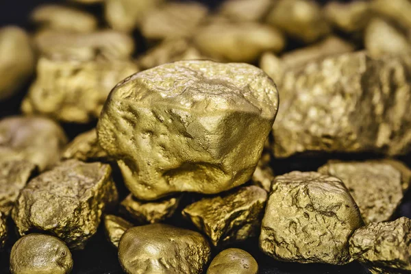 Золото - хімічний елемент. Золото широко використовується в ювелірних виробах, промисловості та електроніці, а також у складанні. Рідкісний, розкішний камінь . — стокове фото