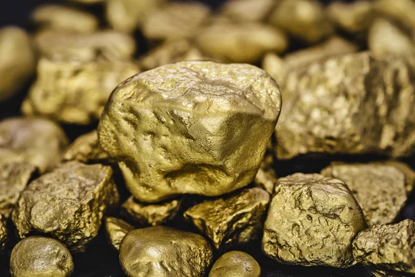 El oro es un elemento químico. El oro es ampliamente utilizado en joyería, industria y electrónica, así como almacenamiento. Piedra rara y lujosa . — Foto de Stock