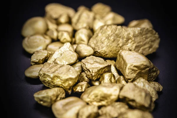 El oro es un elemento químico. El oro es ampliamente utilizado en joyería, industria y electrónica, así como almacenamiento. Piedra rara y lujosa . — Foto de Stock