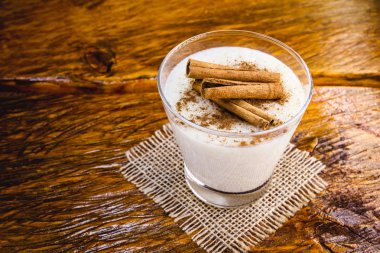 Tarçın serpilir Kremalı sütlaç, tipik Brezilya tatlısı.