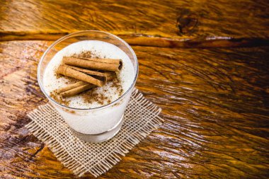 Tarçın serpilir Kremalı sütlaç, tipik Brezilya tatlısı.