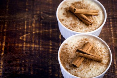 Tarçın ile süslenmiş tatlı. Ahşap arka planda Brezilya lezzetli tatlı.