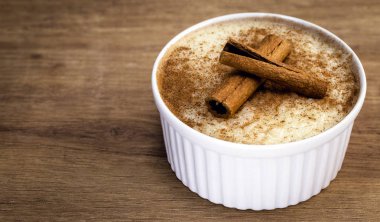 Tarçın ile süslenmiş tatlı. Ahşap arka planda Brezilya lezzetli tatlı.