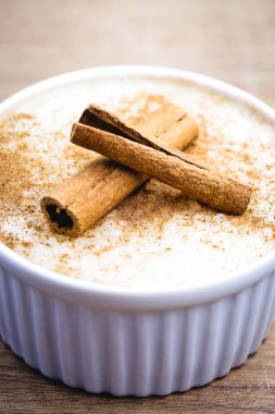 Tarçın serpilir Kremalı sütlaç, tipik Brezilya tatlısı.