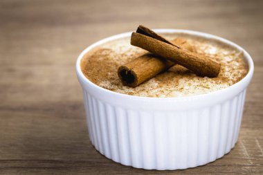 Tarçın serpilir Kremalı sütlaç, tipik Brezilya tatlısı.