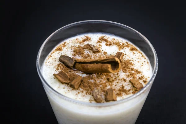 Pudim de arroz cremoso polvilhado com canela, típica sobremesa brasileira . — Fotografia de Stock