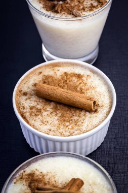 tarçın ile sütlaç kavanoz. Brezilya tipik yulaf lapası pirinç, yoğunlaştırılmış süt ve hindistan cevizi ile yapılan. Haziran ve Temmuz kırsal partilerin tipik Brezilya gıda. Gastronomik turizm konsepti.