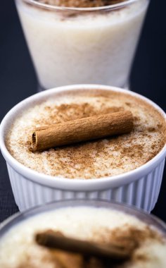 tarçın ile sütlaç kavanoz. Brezilya tipik yulaf lapası pirinç, yoğunlaştırılmış süt ve hindistan cevizi ile yapılan. Haziran ve Temmuz kırsal partilerin tipik Brezilya gıda. Gastronomik turizm konsepti.