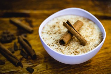 Tarçın serpilir Kremalı sütlaç, tipik Brezilya tatlısı.