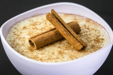 Tarçın serpilir Kremalı sütlaç, tipik Brezilya tatlısı.