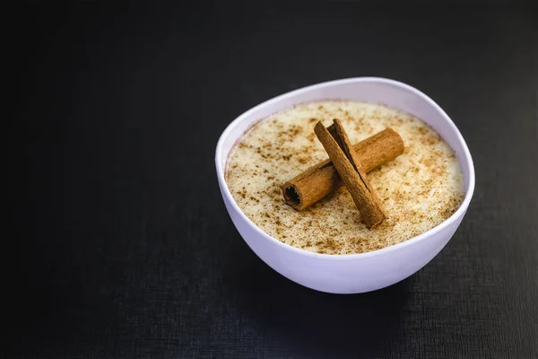 Mingau cremoso feito de arroz e leite condensado, uma sobremesa brasileira comum nos estados de Minas Gerais. Turismo gastronômico do Brasil . — Fotografia de Stock