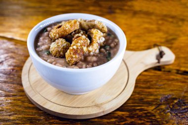 Brezilya'da Tutu de Feijao denilen fasulye püresi çatırdıyor. Lahana ile Brezilya fasulye, domuz kabuğu ve fasulye büyük bir parça. Kırsal gıda.