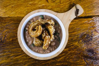 Brezilya'da Tutu de Feijao denilen fasulye sosis püresi. Tipik Brezilya yemekleri.