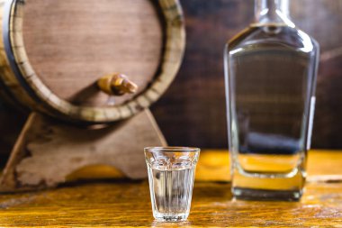 Brezilya geleneksel cachaca şişe. Caipirinha'ya içki içirderdi. Fıçı dibinde alkol damıtılmış içki, kişisel rezerv. Brezilya'dan ihracat türü içki.