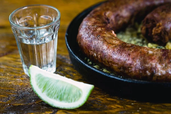 Brazilian pork sausage and cachaa. Typical homemade food from Minas Gerais and the interior of Brazil tasted with alcoholic beverages — Stock Photo, Image