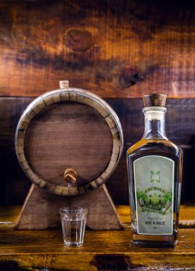 Brezilyalı Cachaça şişe rustik bir tablo üzerinde