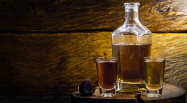 Cachaca şişe, damla, baston veya şeker kamışı Brezilya'da üretilen brendi verilen isimdir. İhracat için tipik Brezilya içkisi şişesi. Vintage içecek hala