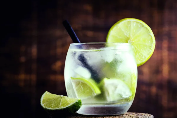 Zitronenfrucht-Limetten-Caipirinha aus Brasilien — Stockfoto