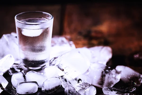 Cold cocktail with tonic, vodka and ice on wood background — Stock Photo, Image