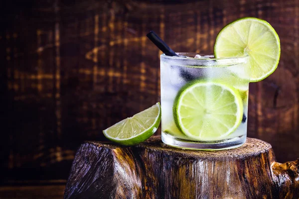 Cocktail Caipirinha, de perto. Coquetel brasileiro tradicional feito com cachaça, açúcar e limão . — Fotografia de Stock