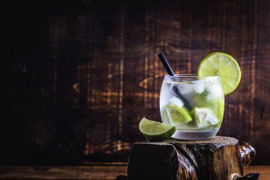 Caipirinha kokteyli, yakından bak. Geleneksel Brezilya kokteyli cachaça, şeker ve limon, Brezilya yaz içkisi, Brezilya plajlarında turistlerin favori içki ile yapılan.