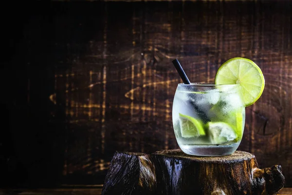 Cóctel de Caipirinha, de cerca. Cóctel brasileño tradicional hecho con cachaca, azúcar y limón, bebida brasileña de verano, bebida favorita de los turistas en las playas brasileñas . — Foto de Stock