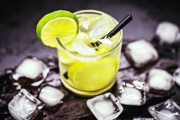 카이피리냐는 레몬, 카차카, 설탕, 얼음으로 만든 전형적인 브라질 칵테일입니다. 텍스트 공간이 있는 고립된 브라질 전통 음료. — 스톡 사진