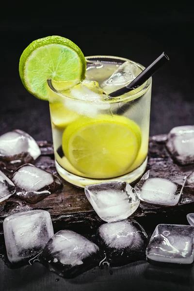 Caipirinha, un cóctel típico brasileño hecho con limón, cachaca, azúcar y hielo. Bebida tradicional brasileña, aislada con espacio para texto . — Foto de Stock